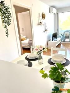 Ein Sitzbereich in der Unterkunft APARTBEACH CYE 6 CLIMATIZADO y JUNTO PLAYA