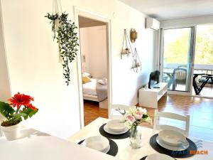 Ein Sitzbereich in der Unterkunft APARTBEACH CYE 6 CLIMATIZADO y JUNTO PLAYA