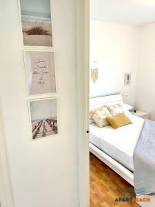 ein Schlafzimmer mit einem Bett und zwei Bildern an der Wand in der Unterkunft APARTBEACH CYE 6 CLIMATIZADO y JUNTO PLAYA in Salou