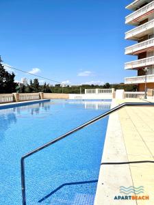 ein leerer Pool vor einem Gebäude in der Unterkunft APARTBEACH CYE 6 CLIMATIZADO y JUNTO PLAYA in Salou