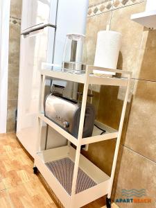 einen Küchenwagen mit einem Mixer darüber in der Unterkunft APARTBEACH CYE 6 CLIMATIZADO y JUNTO PLAYA in Salou