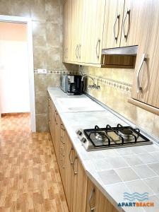 Küche/Küchenzeile in der Unterkunft APARTBEACH CYE 6 CLIMATIZADO y JUNTO PLAYA