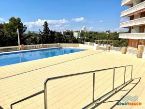 Der Swimmingpool an oder in der Nähe von APARTBEACH CYE 6 CLIMATIZADO y JUNTO PLAYA