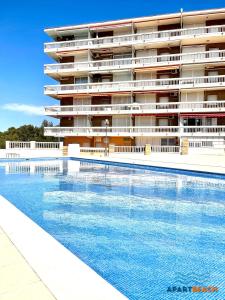 Der Swimmingpool an oder in der Nähe von APARTBEACH CYE 6 CLIMATIZADO y JUNTO PLAYA