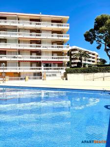 Der Swimmingpool an oder in der Nähe von APARTBEACH CYE 6 CLIMATIZADO y JUNTO PLAYA