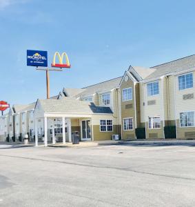 Microtel Inn & Suites Cottondale في Cottondale: مبنى ماكدونالدز مع علامة أمامه