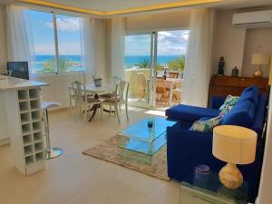 TV a/nebo společenská místnost v ubytování FANTASTIC APARTMENT IN FRONT OF THE SEA & MARINA