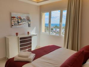 Postel nebo postele na pokoji v ubytování FANTASTIC APARTMENT IN FRONT OF THE SEA & MARINA + 28 fotografií