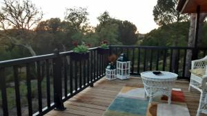 eine Veranda mit Stühlen und einem Zaun mit Aussicht in der Unterkunft Ying Yang Monte da Lua in Comporta