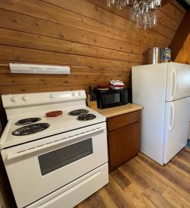 una cucina con piano cottura bianco e frigorifero di Mittenwald a Bessemer