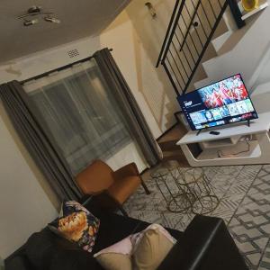 TV a/nebo společenská místnost v ubytování Cosy, stylish, 2 bed apartment, free wifi, Netflix, dstv now