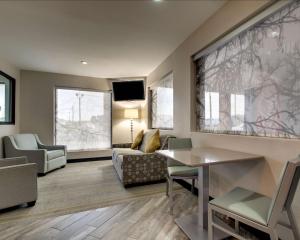 un soggiorno con un divano e un tavolo di SureStay Hotel by Best Western Richland a Richland