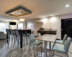 una sala da pranzo con tavolo e sedie di SureStay Hotel by Best Western Richland a Richland
