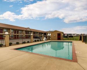 una piscina di fronte a un edificio di SureStay Hotel by Best Western Richland a Richland