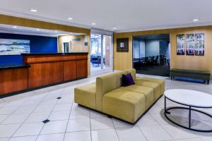 uma sala de espera com um sofá e uma mesa em SureStay Hotel by Best Western Ontario Airport em Ontario