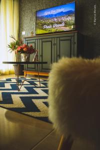 Uma TV ou centro de entretenimento em Canyons Guest House