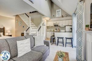 a living room with a couch and a kitchen at Mountainside Loft in Blue Mountains