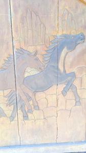ジャボチカトゥバスにあるPousada Mendonçaの壁に走る馬二頭の絵画