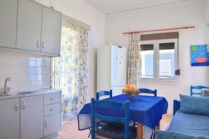 uma cozinha com uma mesa com uma toalha de mesa azul em Ritsa House em Agia Effimia