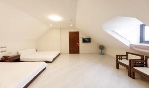 Cette chambre comprend 2 lits et une fenêtre. dans l'établissement Bonjour Da Lat Hotel, à Đà Lạt