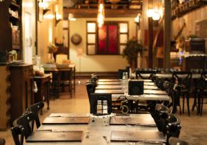 una fila de mesas y sillas en un restaurante en The Staging Post, en Longreach