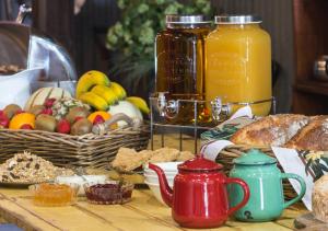 una mesa con pan y una cesta de fruta y zumo. en The Staging Post, en Longreach