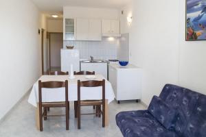 Kuchyň nebo kuchyňský kout v ubytování Apartments Iris