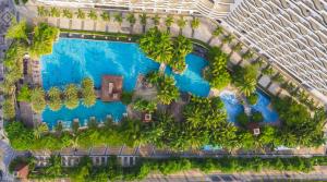an overhead view of a large swimming pool with palm trees at Wyndham Garden Lingshui in Lingshui