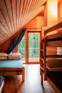 Cette chambre comprend 2 lits superposés et une fenêtre. dans l'établissement Metsjärve puhkemaja, à Puskaru