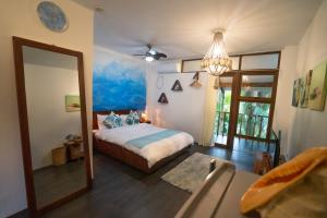 un dormitorio con una cama y un espejo en Villa Cali Siargao, en General Luna 72 fotos más