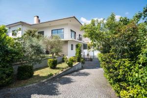 una gran casa blanca con entrada en Casa de Coelhosa, en Vale de Cambra