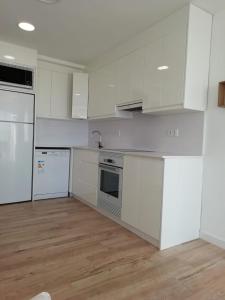 Kuchnia lub aneks kuchenny w obiekcie Infante II Primera Linea Playa De Gandia SOLO FAMILIAS