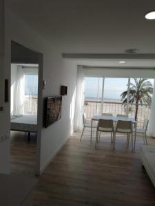 Balkon lub taras w obiekcie Infante II Primera Linea Playa De Gandia SOLO FAMILIAS