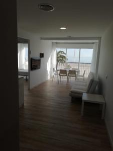 salon z kanapą i stołem w obiekcie Infante II Primera Linea Playa De Gandia SOLO FAMILIAS w mieście Playa de Gandia
