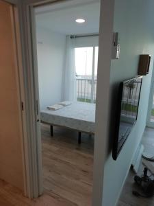 Łóżko lub łóżka w pokoju w obiekcie Infante II Primera Linea Playa De Gandia SOLO FAMILIAS