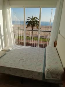 sypialnia z łóżkiem i widokiem na plażę w obiekcie Infante II Primera Linea Playa De Gandia SOLO FAMILIAS w mieście Playa de Gandia +17 zdjęć