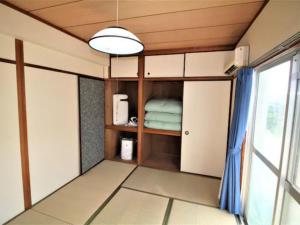 um quarto com uma cama e uma janela em Maison Ota Building A Building B - Vacation STAY 11098 em Takamatsu
