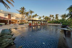 Bazén v ubytovaní Mayfair Palm Beach Resort alebo v jeho blízkosti