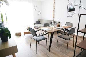 uma sala de jantar com mesa e cadeiras em Le Chambord 2 em Laval