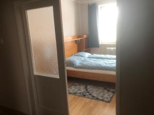 eine Tür zu einem Schlafzimmer mit einem Bett in der Unterkunft Apartman BEA, SNP 12 Veľký Krtíš in Veľký Krtíš