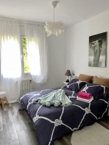 Ένα ή περισσότερα κρεβάτια σε δωμάτιο στο Apartments in the forest with sea view