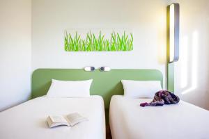 Postel nebo postele na pokoji v ubytování ibis budget Orange Centre