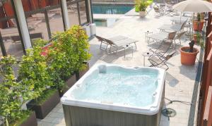 Bazén v ubytování Hotel Virgilio nebo v jeho okolí