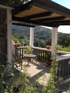 Aussicht von der Veranda eines Hauses mit einem Tisch und Stühlen in der Unterkunft Villa Maria in Dorgali