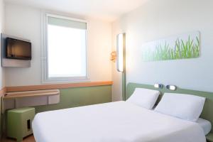 Postel nebo postele na pokoji v ubytování ibis budget Orange Centre