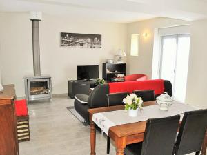 een woonkamer met een tafel en een open haard bij Gîte Sainte-Maure-de-Touraine, 4 pièces, 6 personnes - FR-1-381-109 in Sainte-Maure-de-Touraine