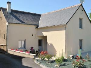 Casa blanca con porche y flores en Gîte Sainte-Maure-de-Touraine, 4 pièces, 6 personnes - FR-1-381-109, en Sainte-Maure-de-Touraine