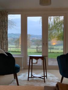 Photo de la galerie de l'établissement Ideally located Luxury Country Escape-The Lookout-with private garden dog friendly and private hot tub, à Honiton