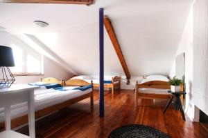 ブワディスワボボにあるHugoの二段ベッド2台、デスクが備わる客室です。