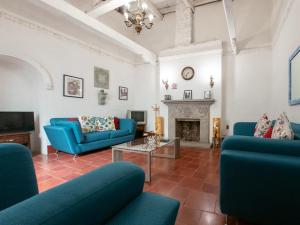 a living room with blue couches and a fireplace at Alonso53 in Guanajuato